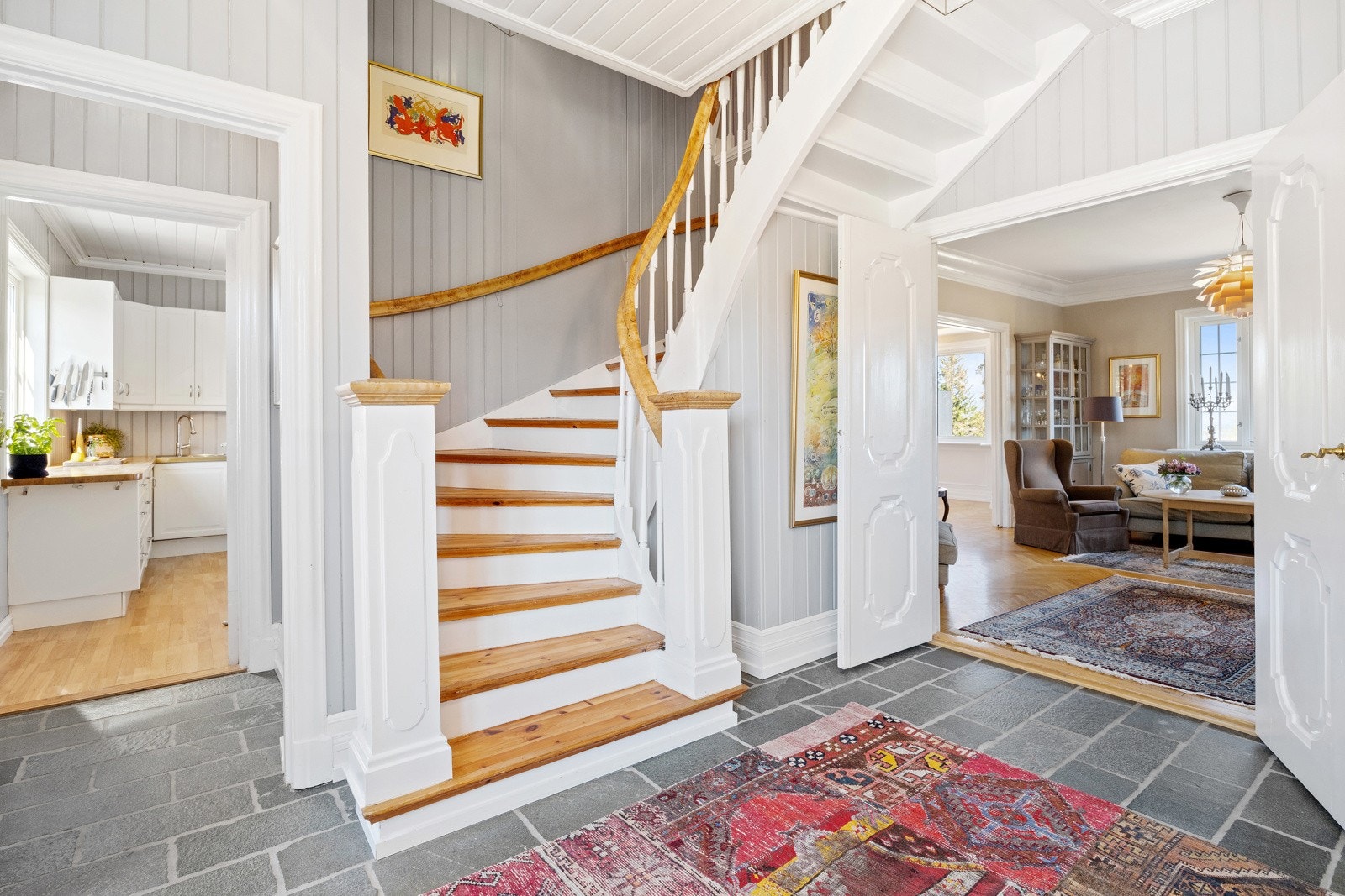 Trappeløpet i hallen tar oss videre opp i boligen. Galleribilde