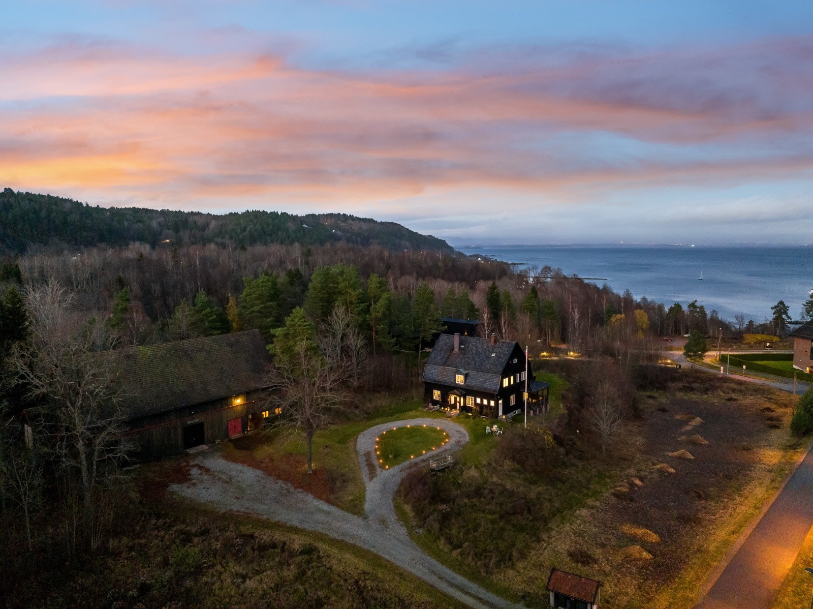 Flott majestetisk adkomst opp til den store eiendommen. Galleribilde