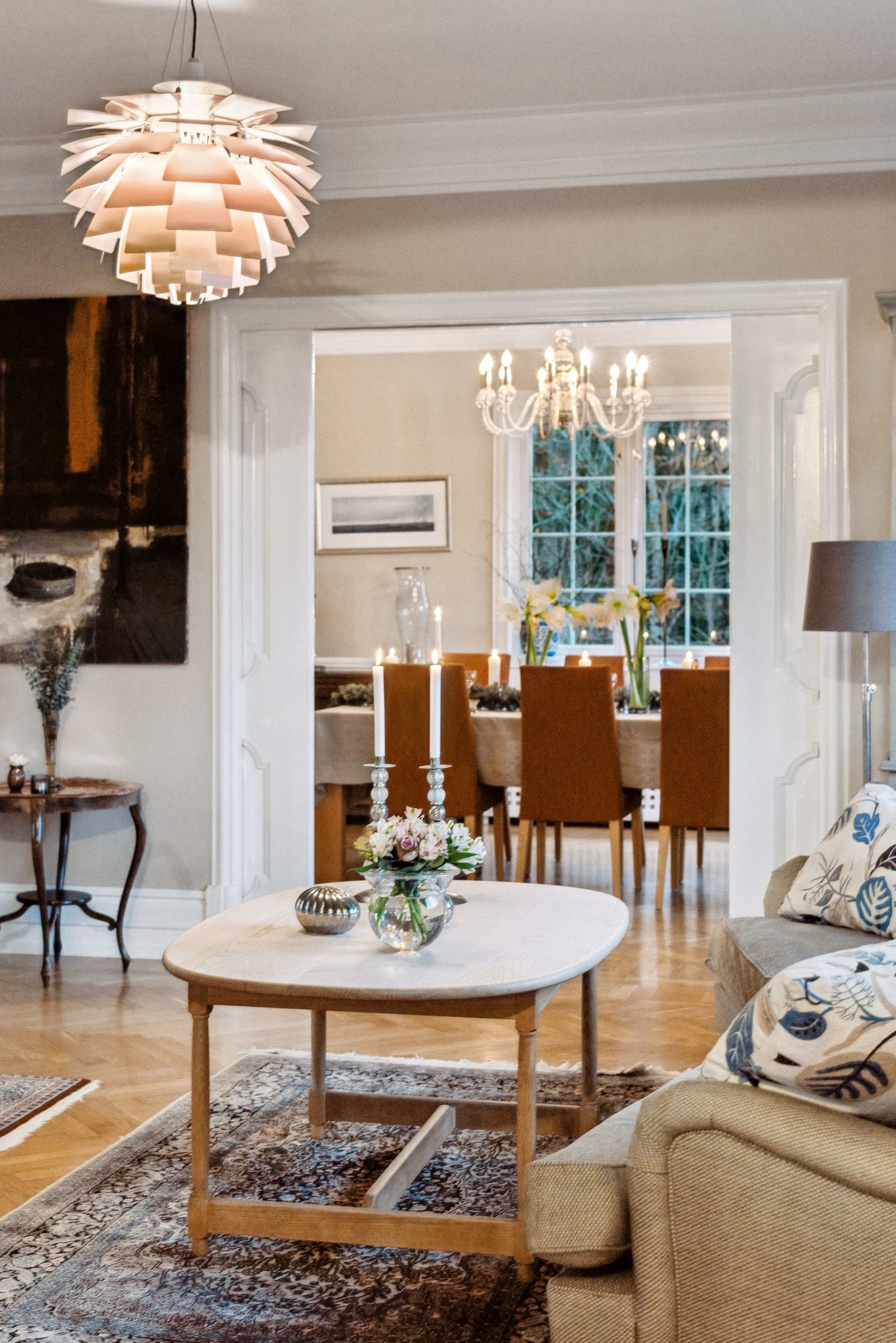 Fra hovedstuen er det store doble skyvedører inn til spisestuen. Galleribilde