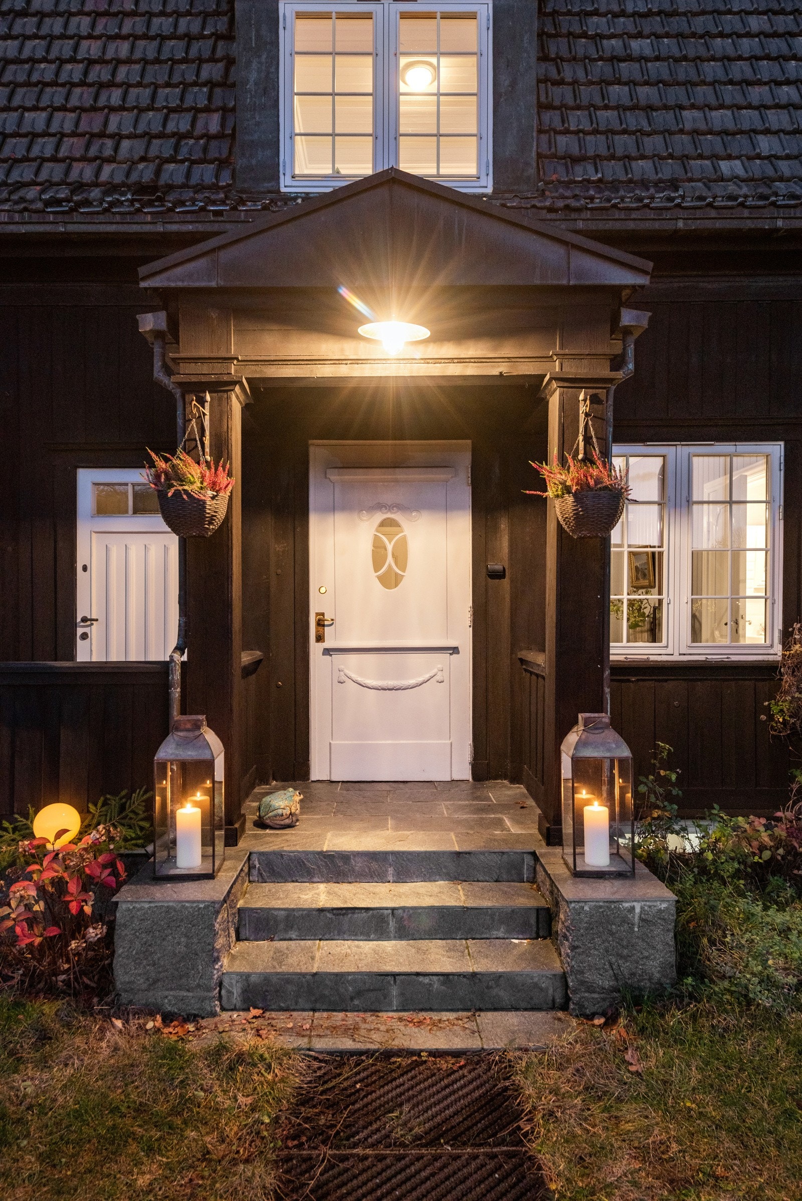 Inngangsdøren er i stil med villaens preg. Galleribilde