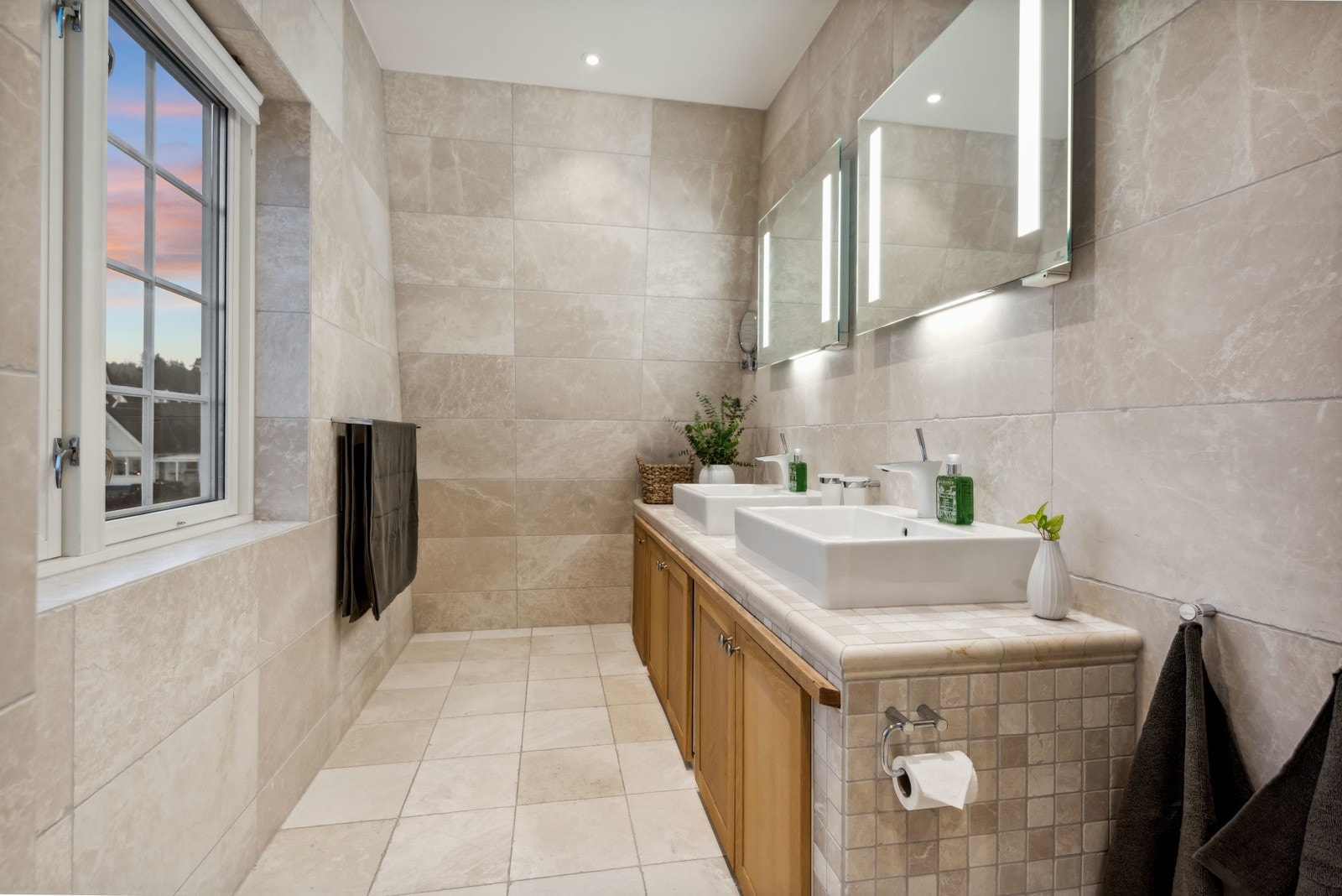 Doble servanter med tilhørende lys med speil. God plass i underskap. Galleribilde