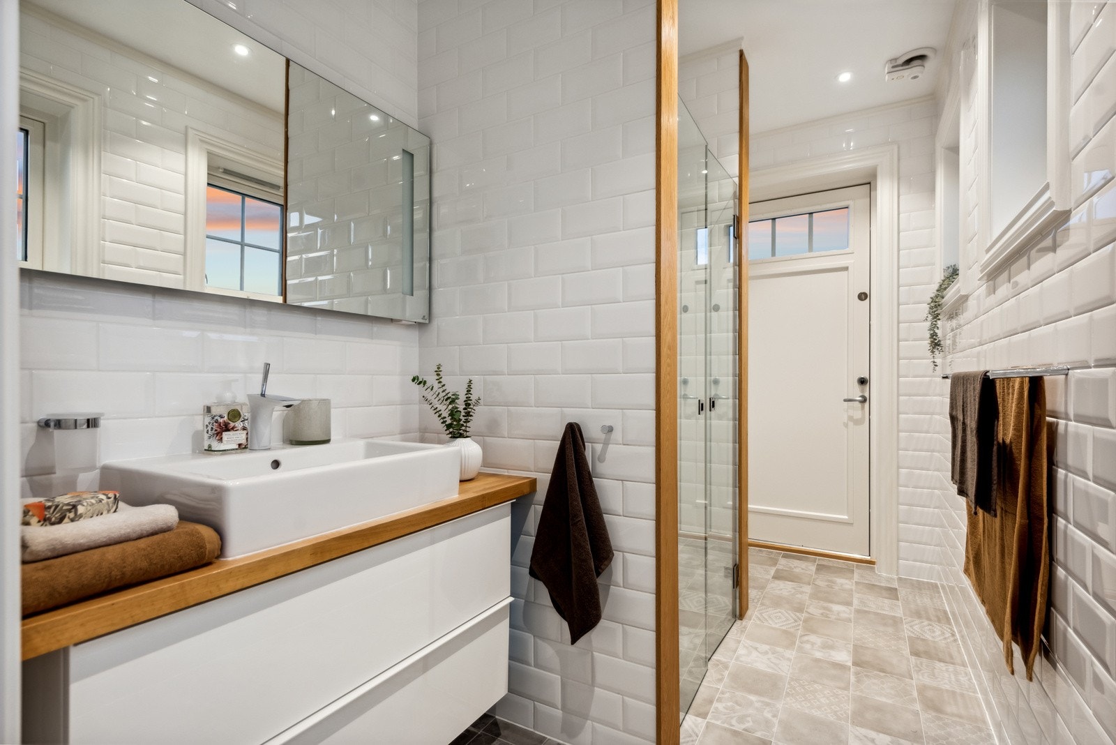 I 1. etasje er det også et romslig bad med adkomst fra hallen. Badet har flotte fliser på gulvet som gir et moderne preg. Galleribilde