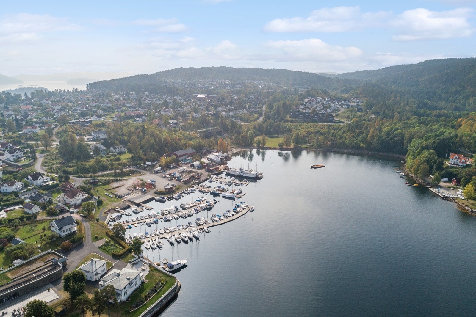 Her ser du den lokale båthavnen fra luften. Kun få minutter gange fra eiendommen. Galleribilde