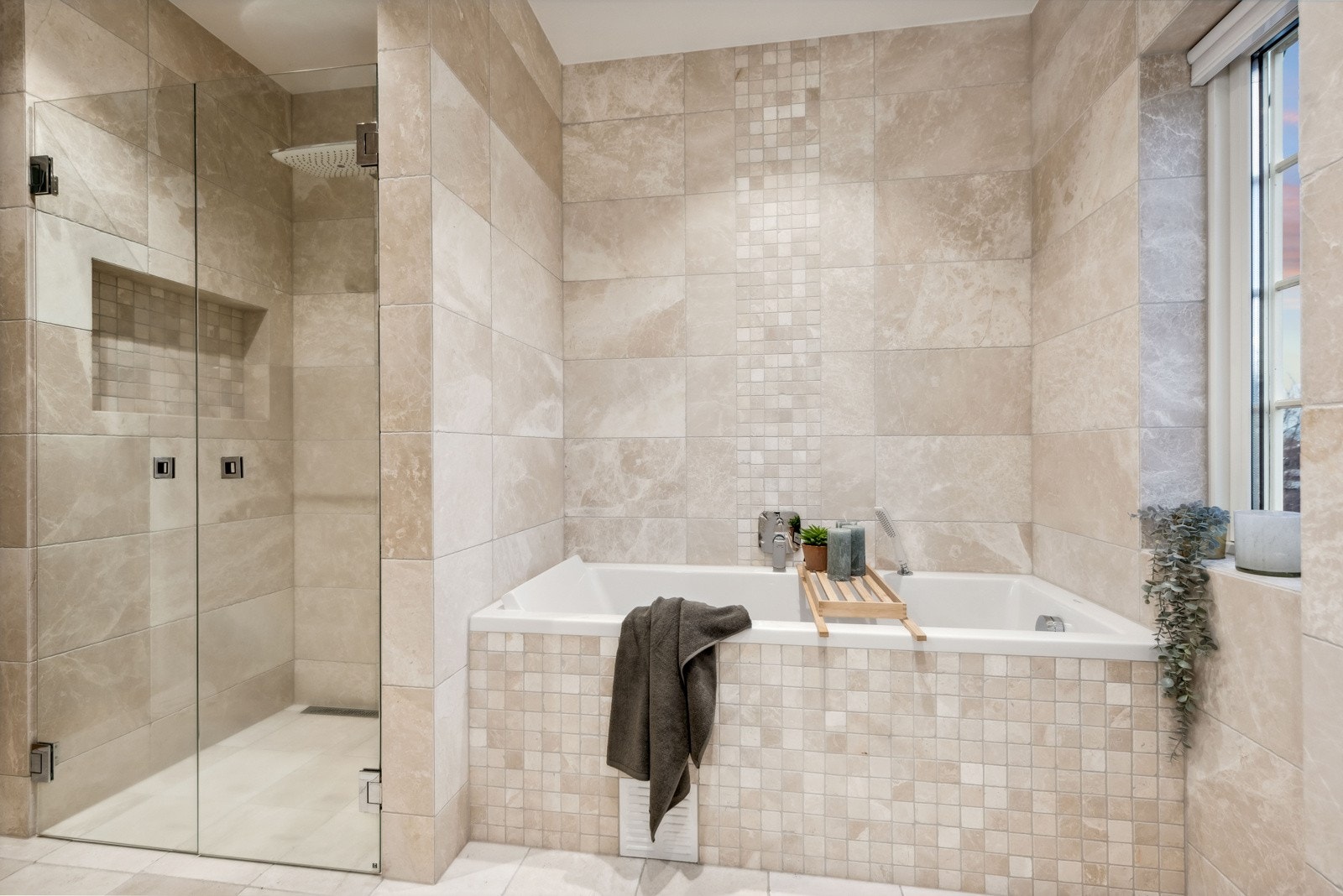 Badet er godt utstyrt med både stor dusj og badekar. Galleribilde