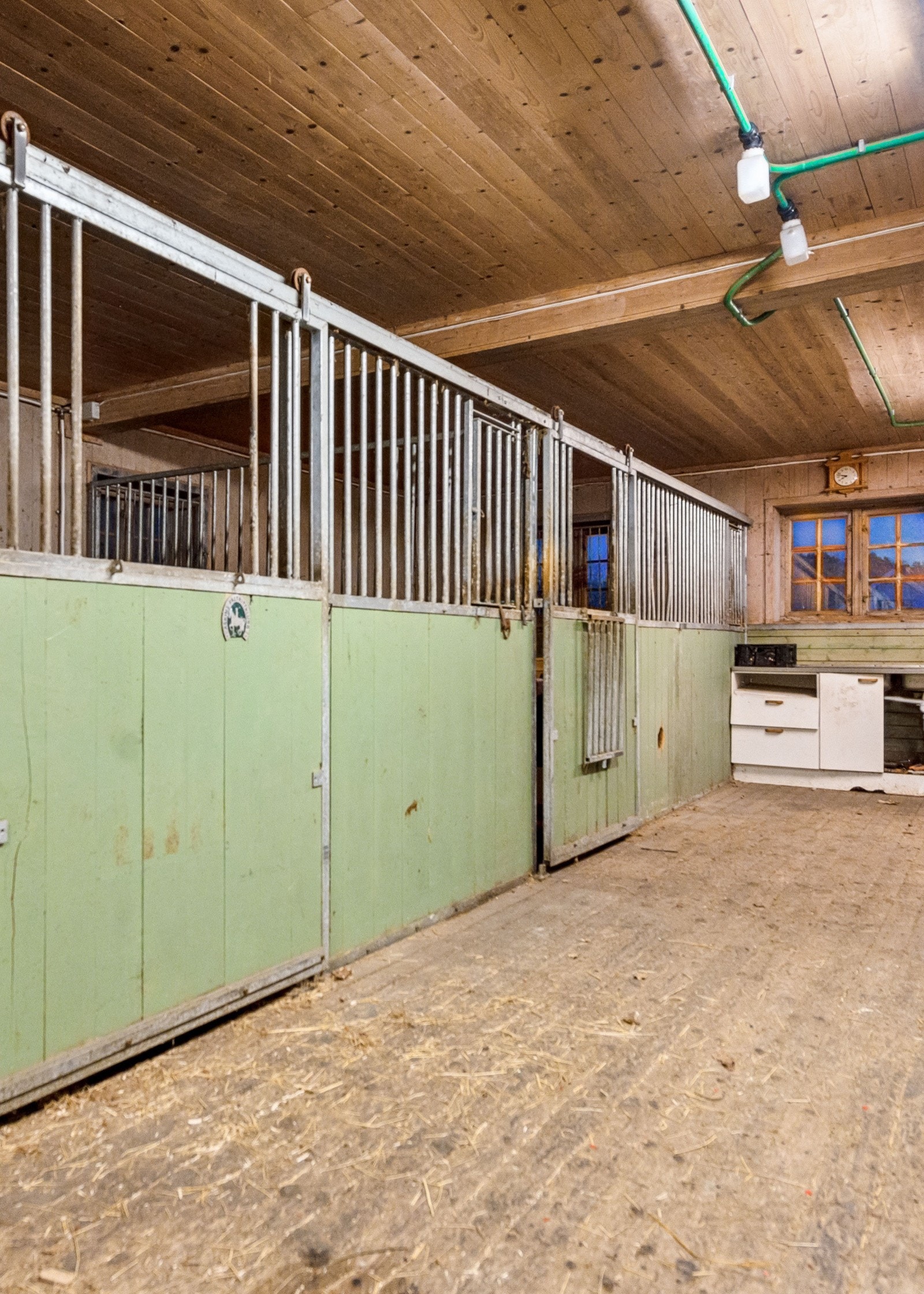 I låvens underetasje finner vi stallen. Her er det innredet med hestebåser. Galleribilde