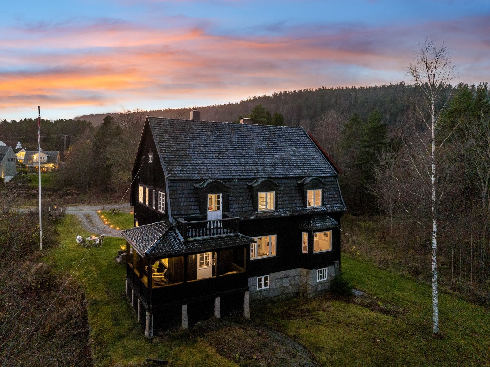 Huset i skumringen sett fra sjøsiden. Galleribilde