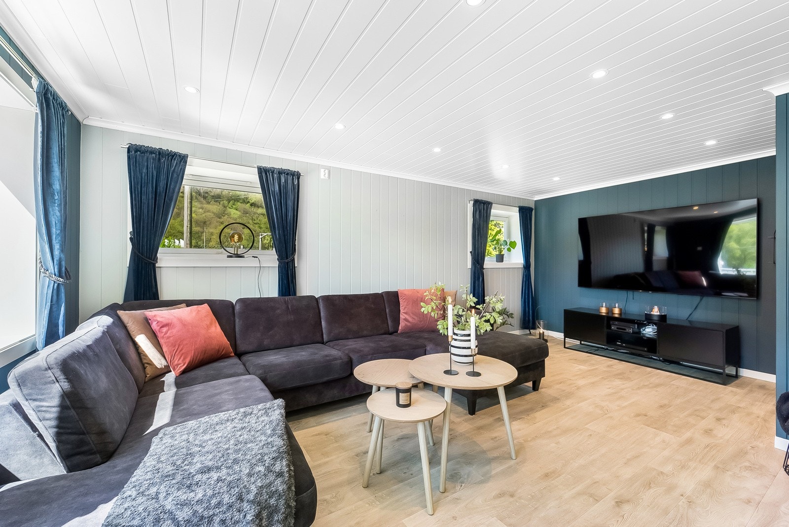 Koselig vinkelstue med flere innredningsmuligheter. Galleribilde