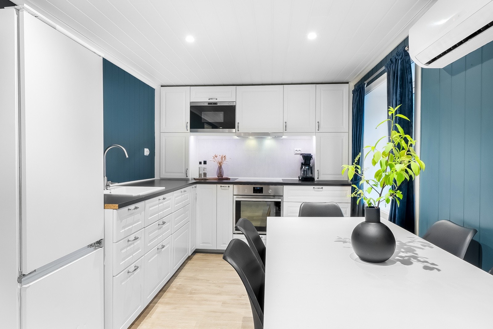 Kjøkkeninnredning fra Ikea med integrerte hvitevarer, disse medfølger handelen (enkeltstående kjøleskap medfølger ikke). Galleribilde