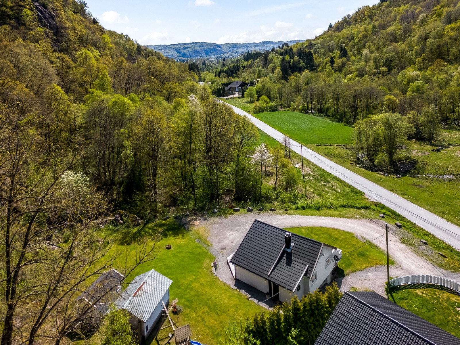Fint beliggende eiendom med mange turmuligheter i nærområdet. Ca. 4 km til Lyngdal sentrum med en rekke fasiliteter. Galleribilde