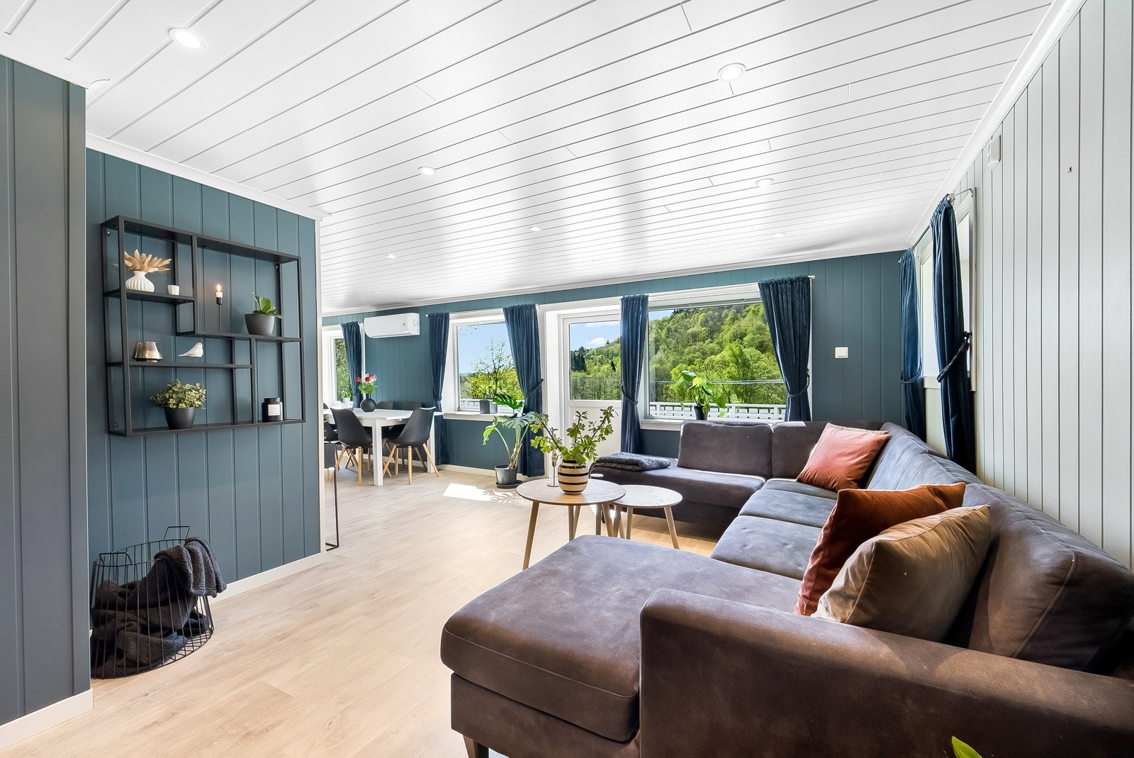 Fra stuen er det utgang til sørvendt veranda. Galleribilde