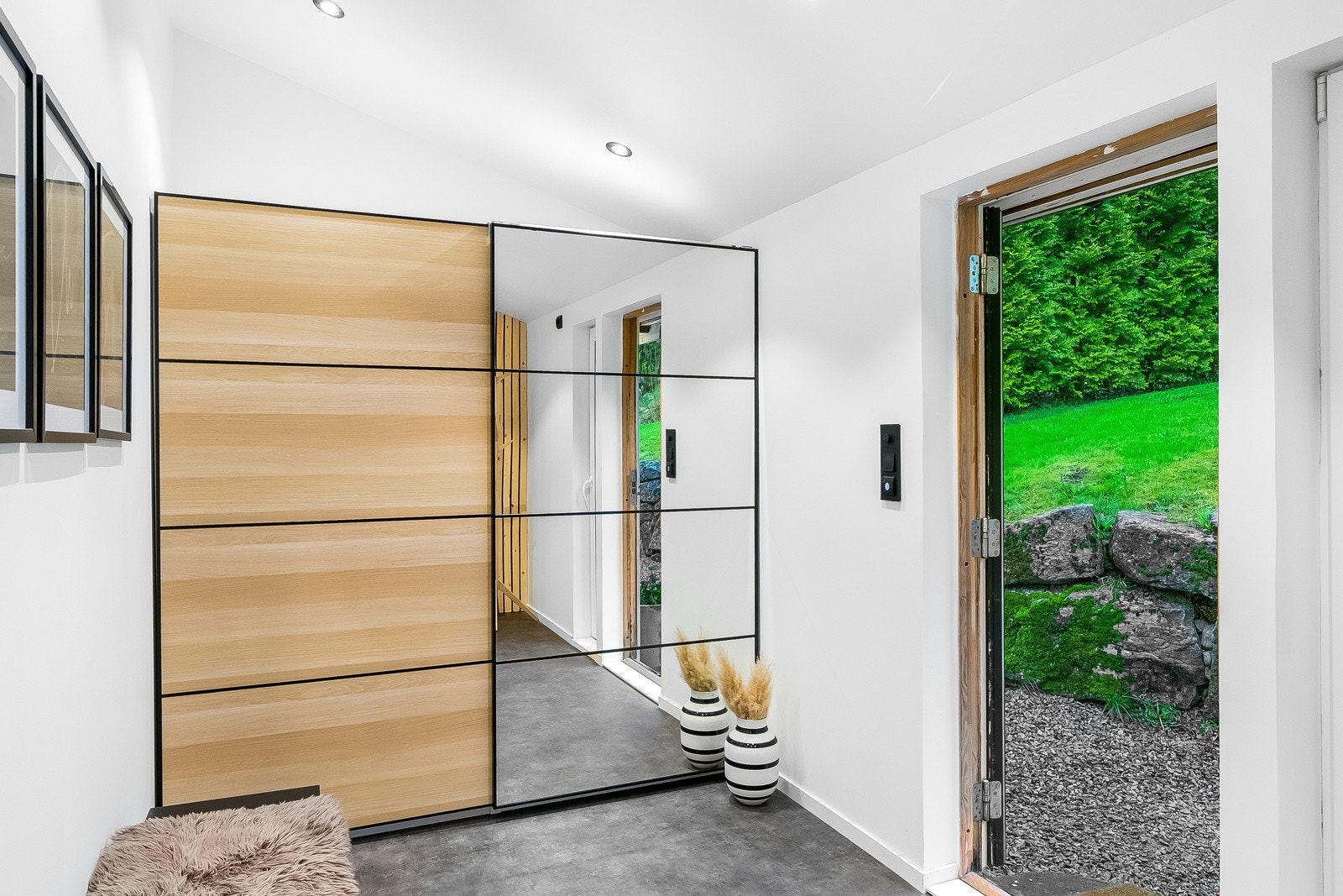 Entrè med varme i gulv og praktisk garderobeskap. Galleribilde