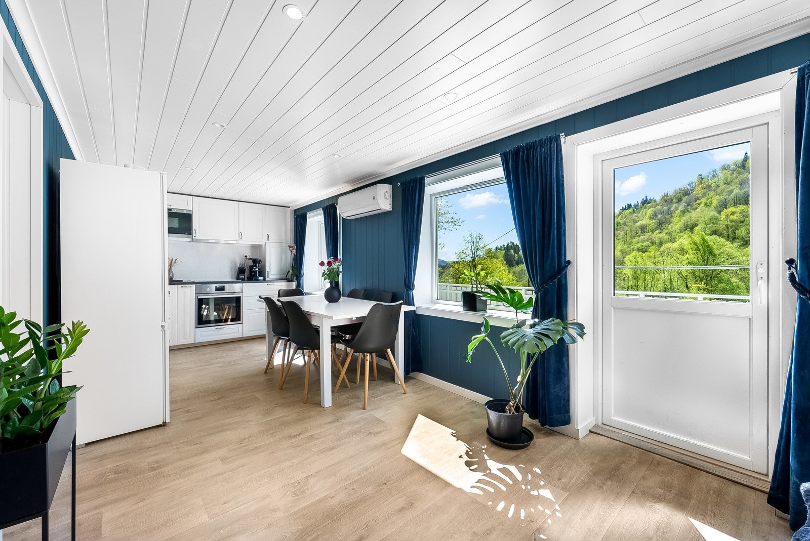 Stuen har en åpen kjøkkenløsning og plass til spisebord i tilknytning til kjøkkenet. Varmepumpe er installert. Galleribilde