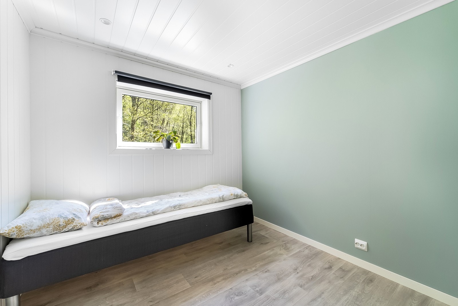Boligen har 1 soverom i 1. etasje og 2 på loft (rommene på loft har ikke måleverdig areal pga lav takhøyde). Galleribilde