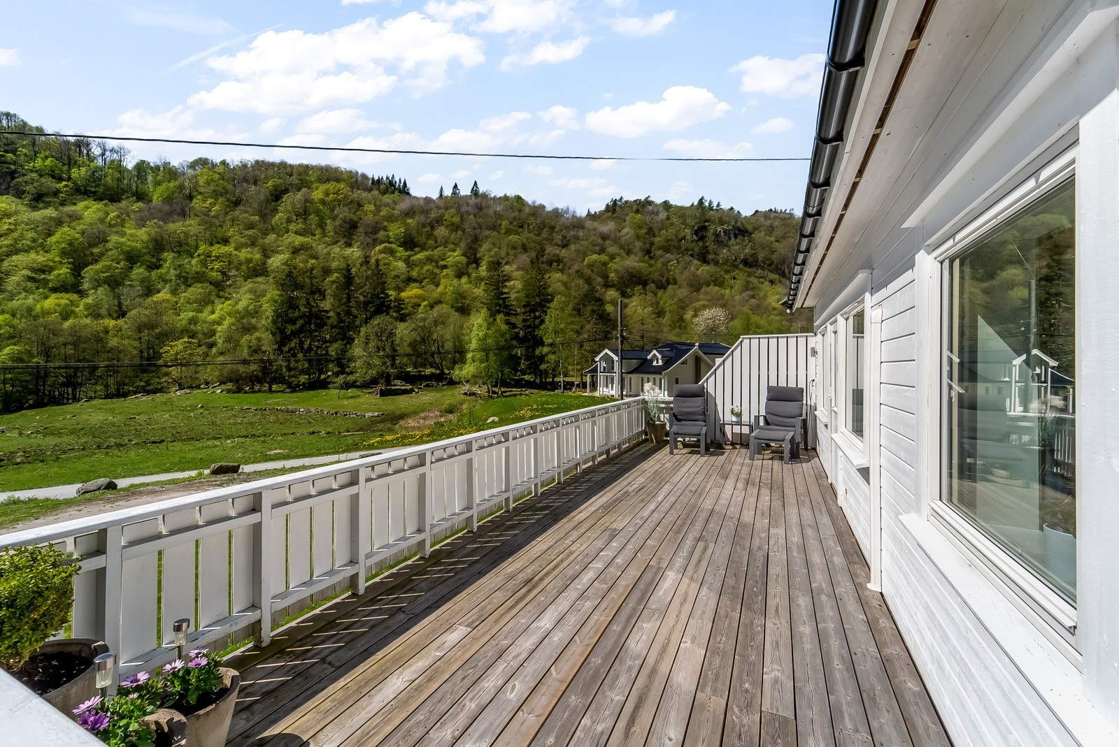 Boligen har veranda mot sør og terrasse mot øst med plass til flere sittegrupper. Galleribilde