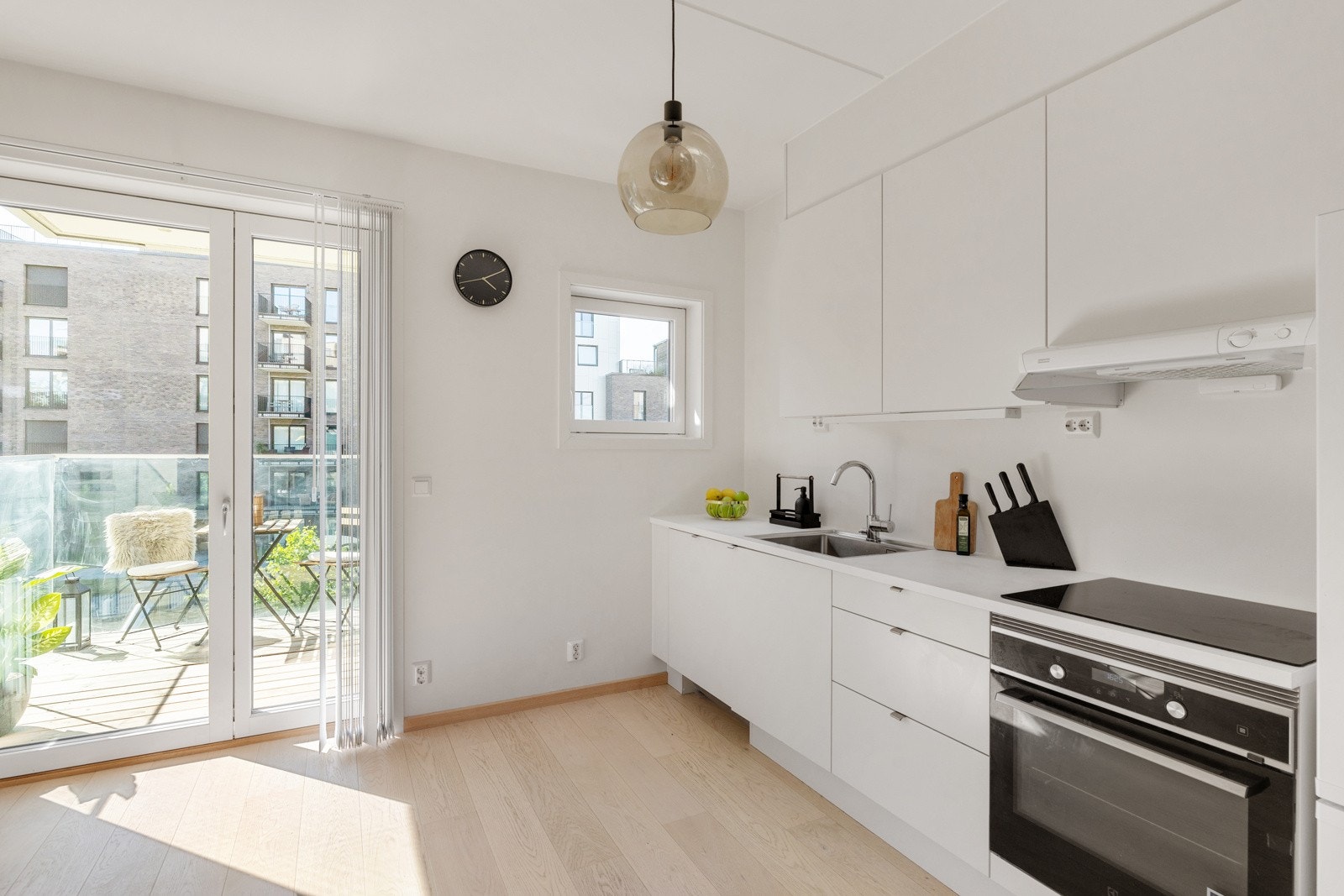 Kjøkkeninnredningen er pen hvor du har slette fronter, benkeplate av laminat og nedfelt oppvaskkum. Galleribilde