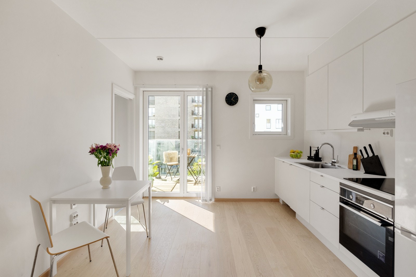 Leiligheten har stor vinduer som gir deg en lys og luftig atmosfære. Galleribilde