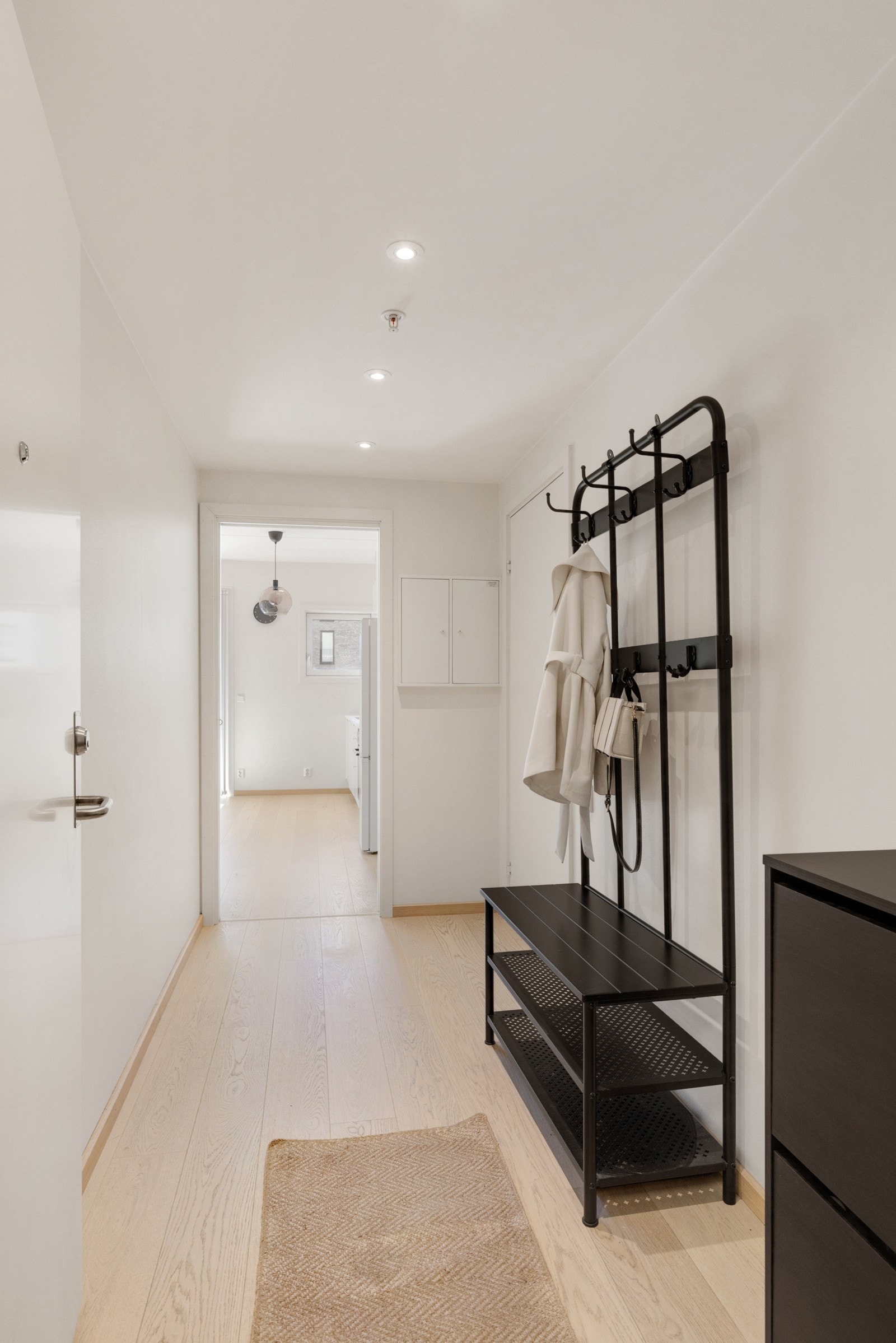 Ditt første møte med leiligheten er en romslig entré med god plass til oppbevaring av sko- og ytterbekledning. Galleribilde