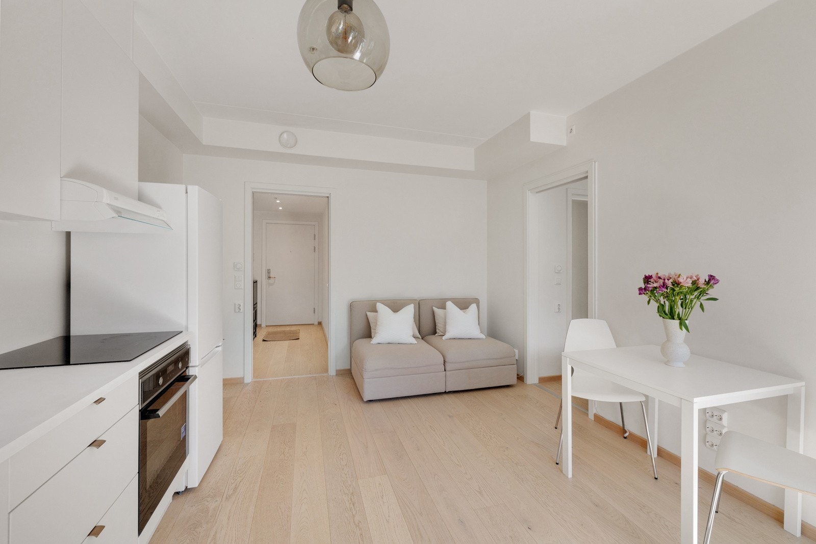 I stuen har du flere møbleringsmuligheter hvor du kan få plass til både tv- og sofagruppe, samt spisebord. Galleribilde