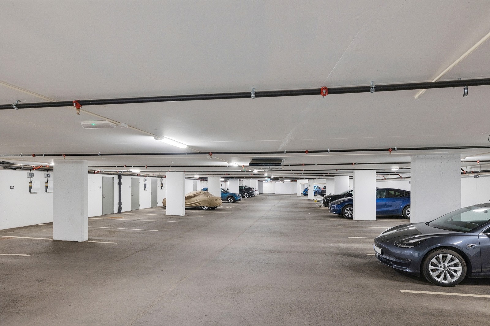 Det er godt med parkeringsplasser i gate. Dersom man likevel ønsker en parkeringsplass i garasjeanlegget, kan dette leies av de andre beboerne. Galleribilde