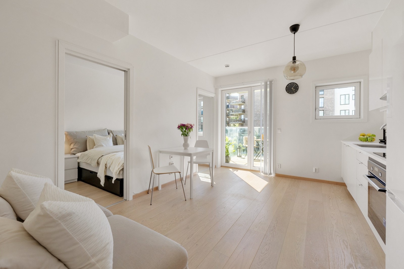 Vel tilbake i leiligheten. Galleribilde