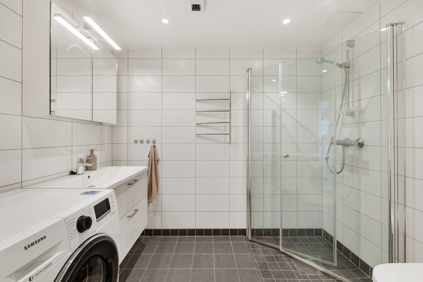 Videre har du et romslig og moderne bad med flislagte gulv og vegger, gulvvarme og nedsenket himling med downlights. Galleribilde