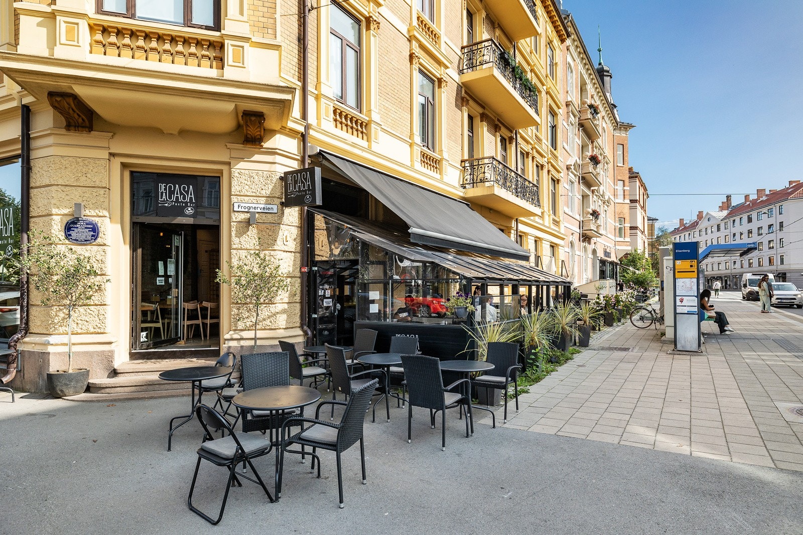 Nærmiljøet har en hyggelig atmosfære med populære restauranter, kaféer og vinbarer Galleribilde