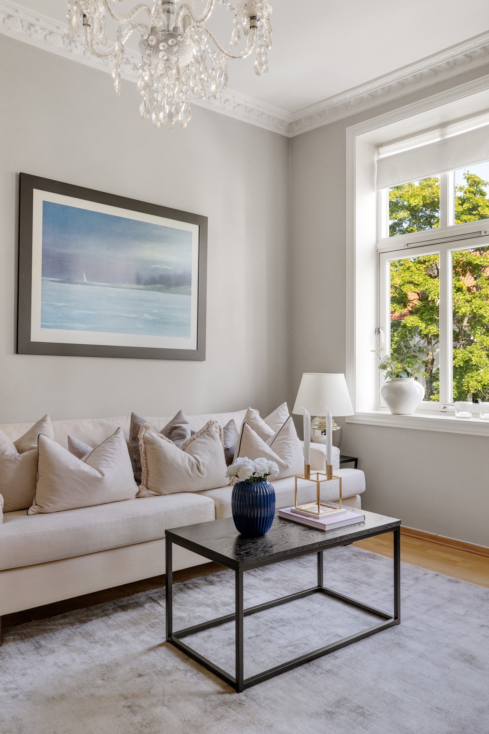 Det er god plass til stor sofa med tilhørende møblement og stort spisebord Galleribilde