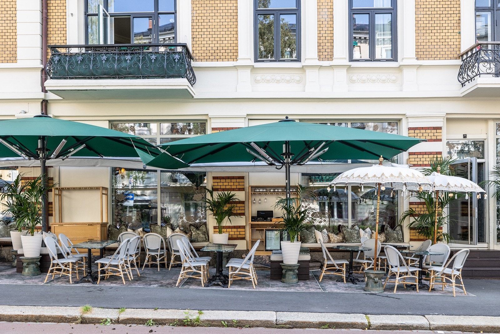 Det er et rikt utvalg av servicetilbud med små lokale forretninger og hyggelige caféer som i umiddelbar nærhet Galleribilde