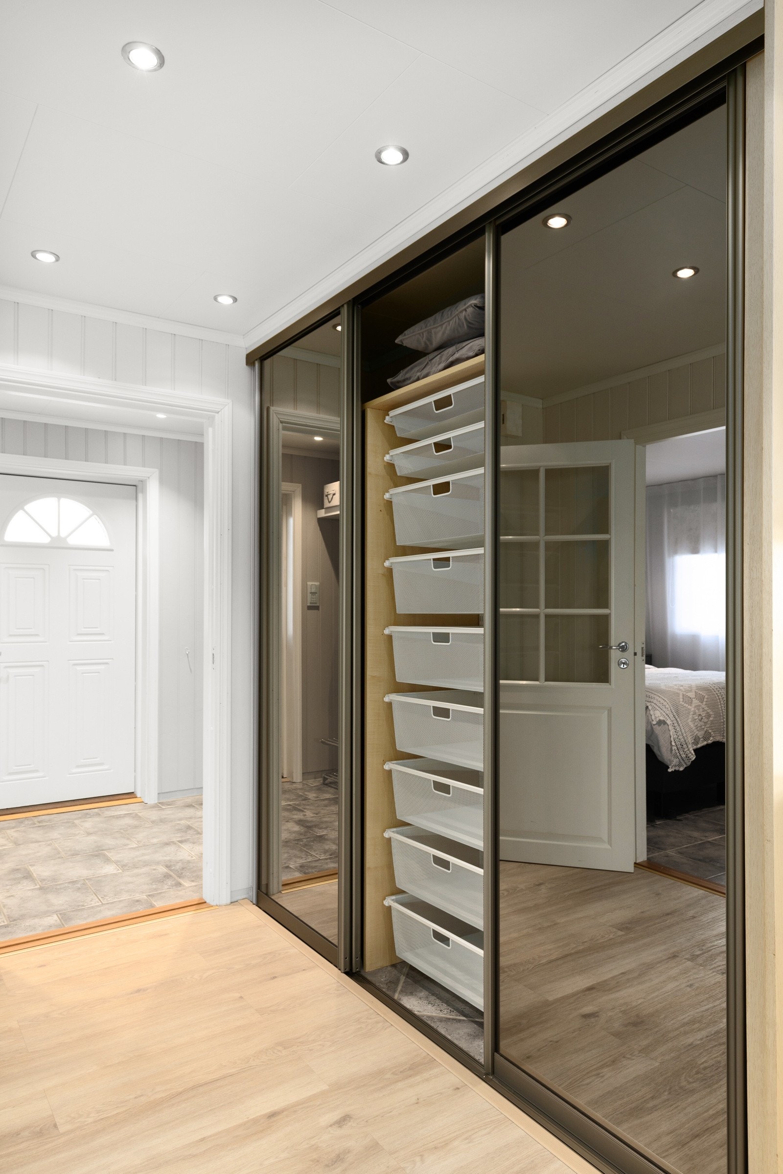 Gang med skyvedørsgarderobe Galleribilde