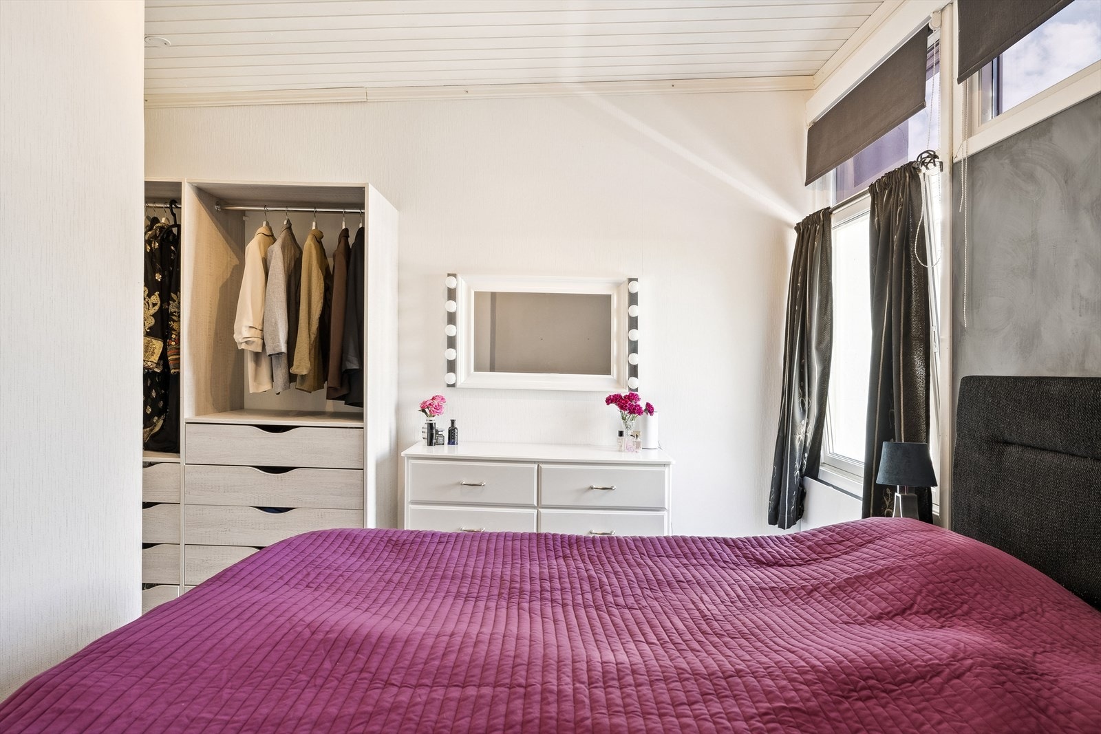 Det største soverommet har plass til dobbeltseng og nattbord Galleribilde