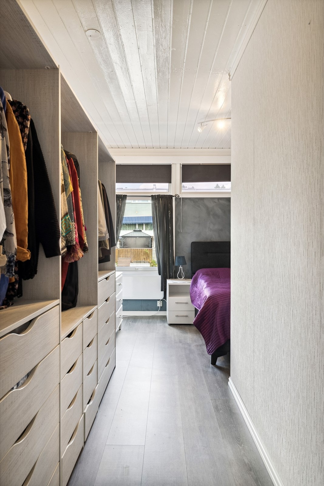 Her er en romslig medfølgende garderobeløsning Galleribilde