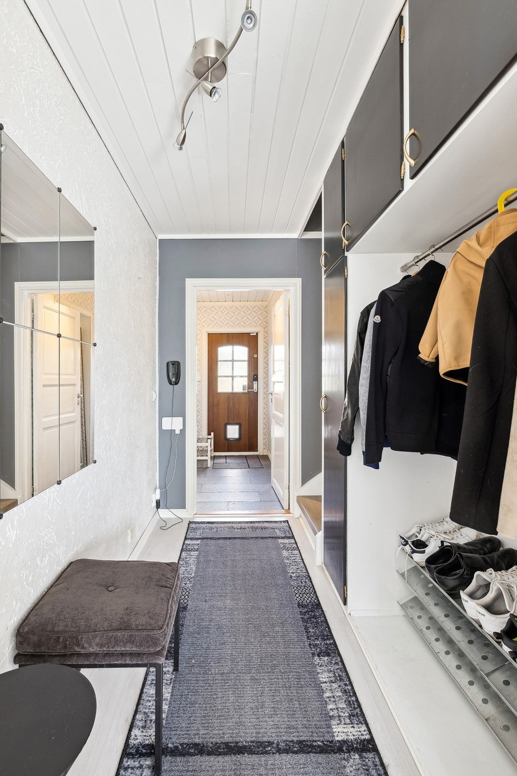 I gangen innenfor er det ytterligere oppbevaringsmuligheter i innbygd garderobeløsning Galleribilde