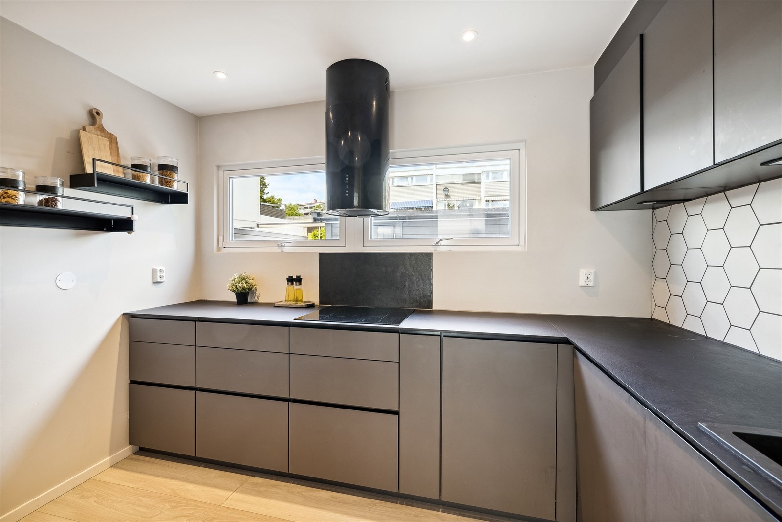 Det er montert downlights i himlingen og interiøret her har lekre sorte detaljer Galleribilde