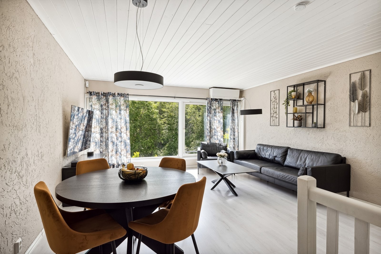 Ut ifra vinduene er det fint utsyn og lite innsyn Galleribilde