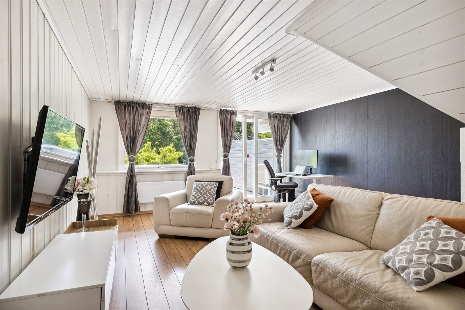 Rommet i underetasjen er innredet som stue Galleribilde