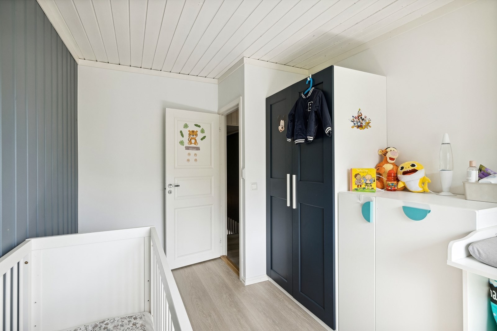 Her medfølger også garderobeskap Galleribilde