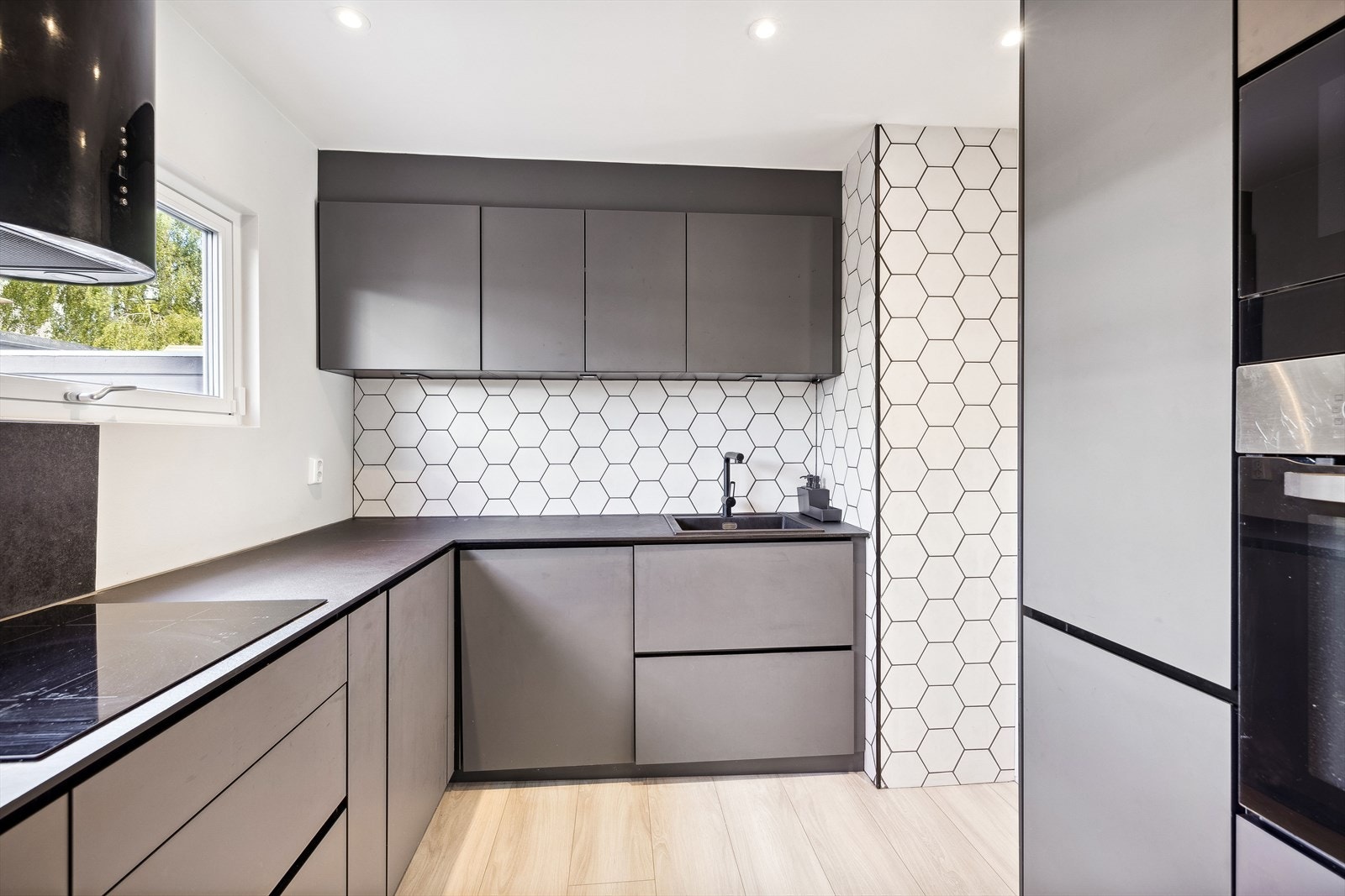 Eget kjøkkenrom med flott Kvik-innredning montert i 2021 Galleribilde