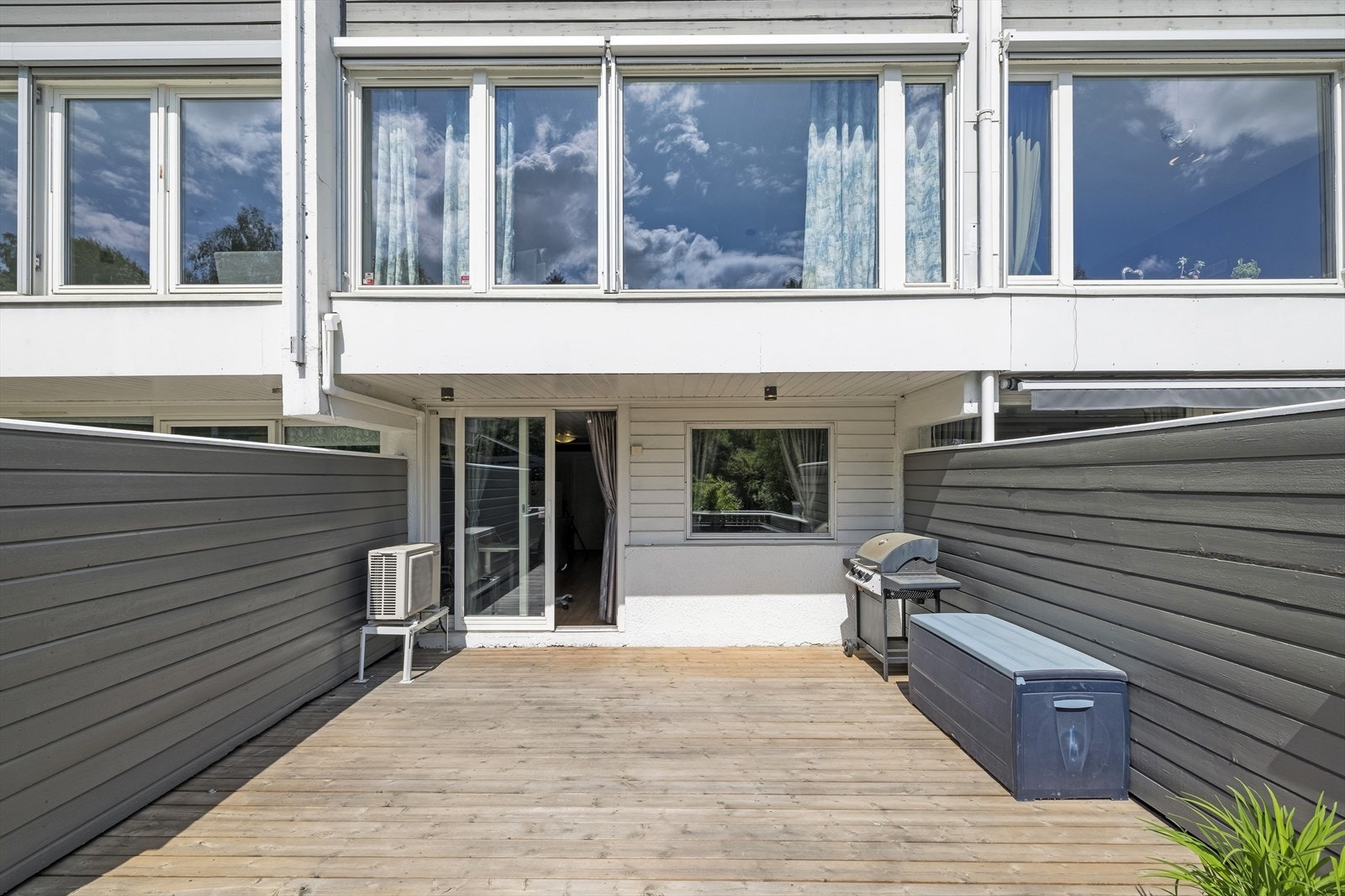 Delvis overbygget og romslig terrasse på hele 27 m² Galleribilde