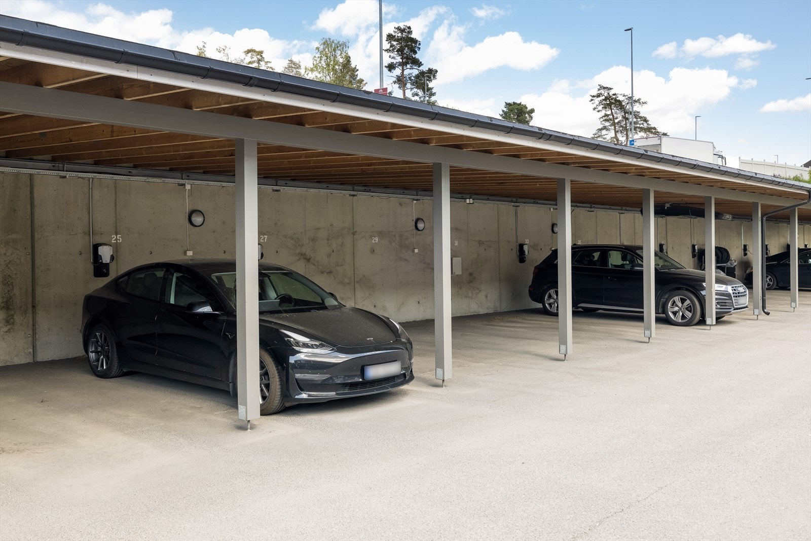 Fast parkeringsplass i carport medfølger boligen, her er det også installert lader som medfølger boligen ved kjøp Galleribilde