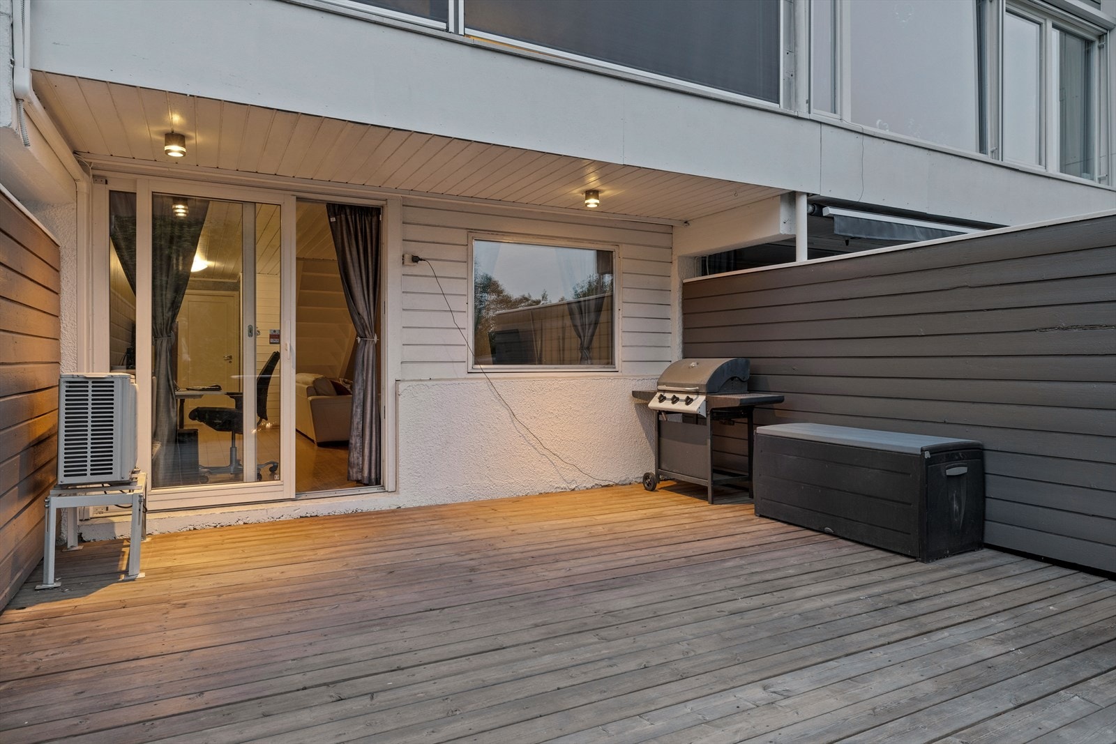 Stemningsfullt og lunt i skumringen på terrassen Galleribilde