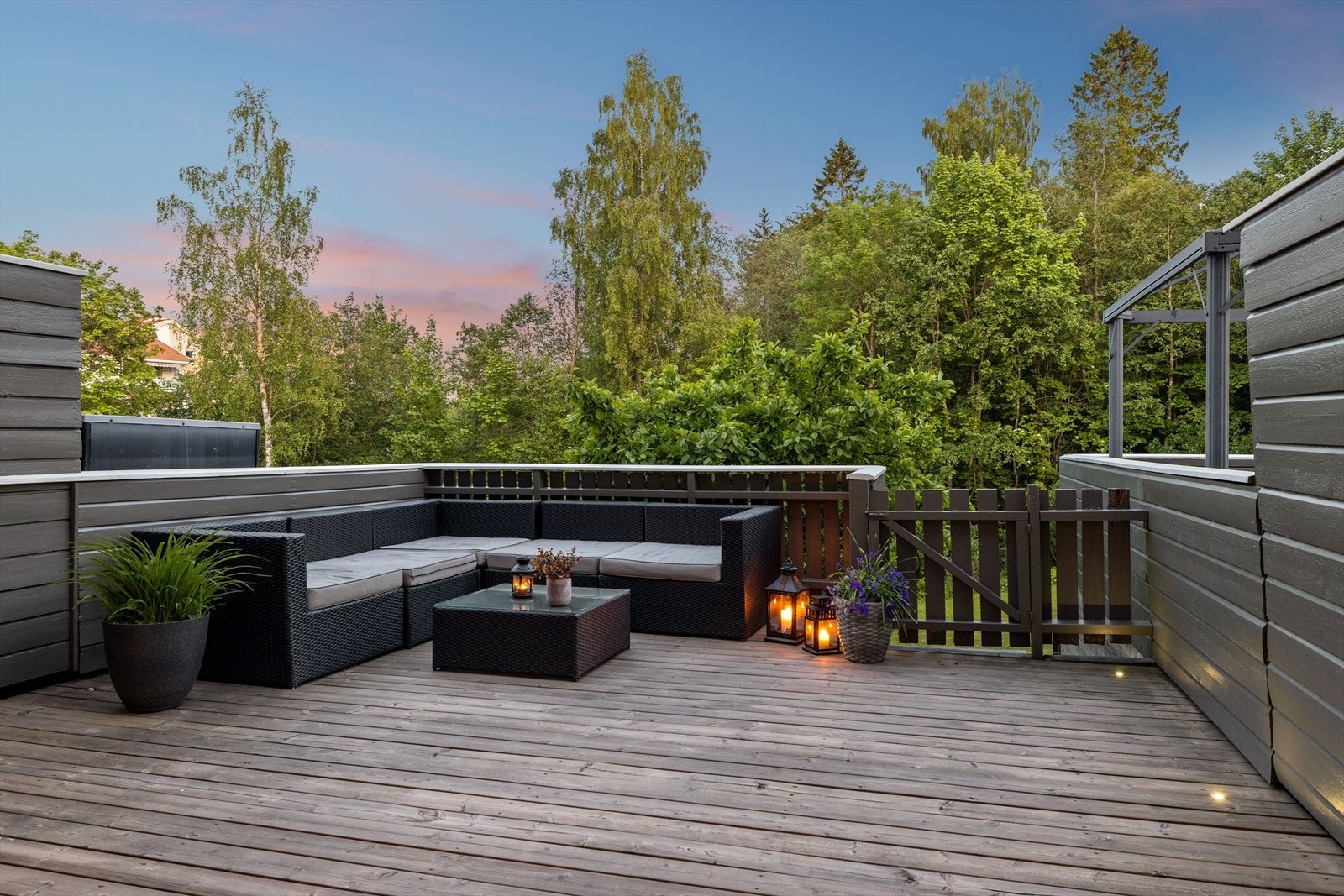 Stemningsfullt og lunt i skumringen på terrassen Galleribilde