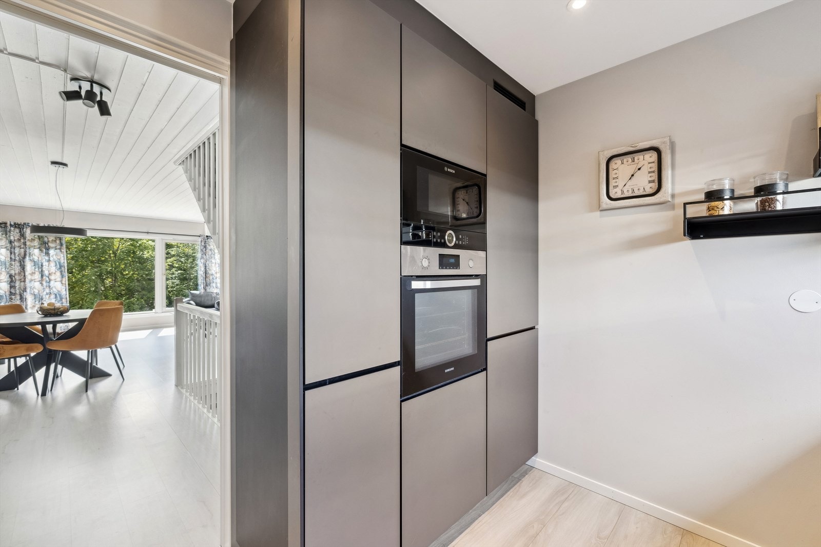 I innredningen er det integrerte mikro og stekeovn i ståhøyde, platetopp, oppvaskmaskin og kjøle-/fryseskap Galleribilde