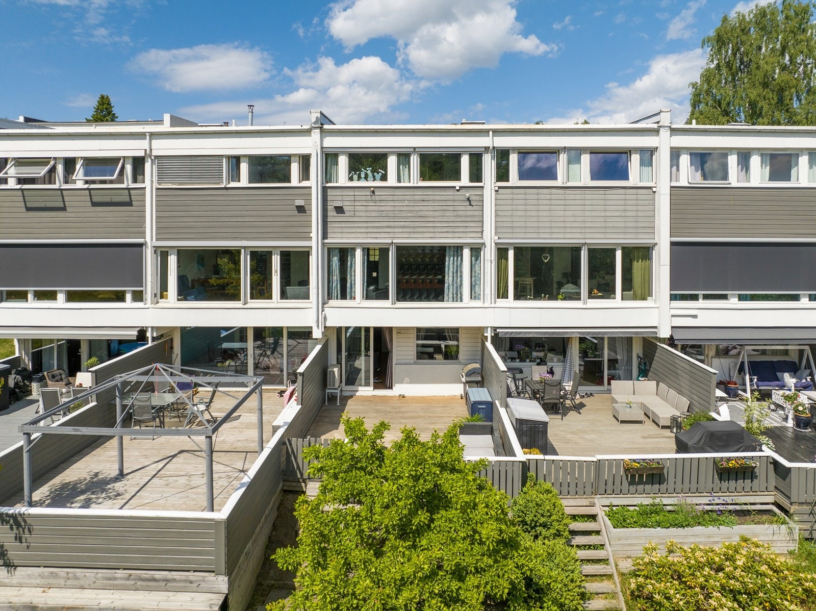 Stor sydvendt markterrasse ut ifra underetasjen Galleribilde