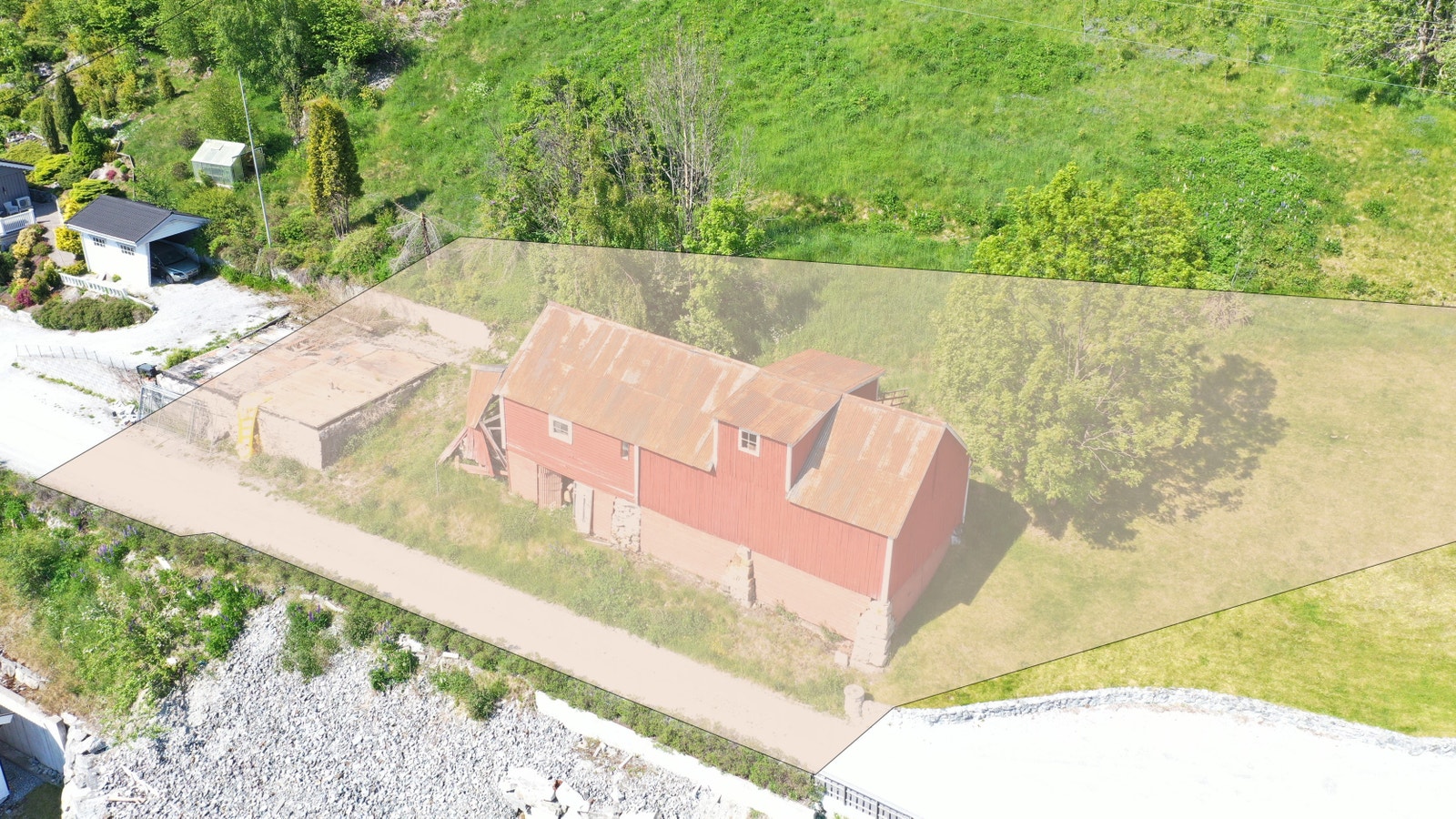 Biletet viser omtrentleg kvar tomtegrensene går. Ta kontakt for befaring av tomt og tomtegrenser. Galleribilde