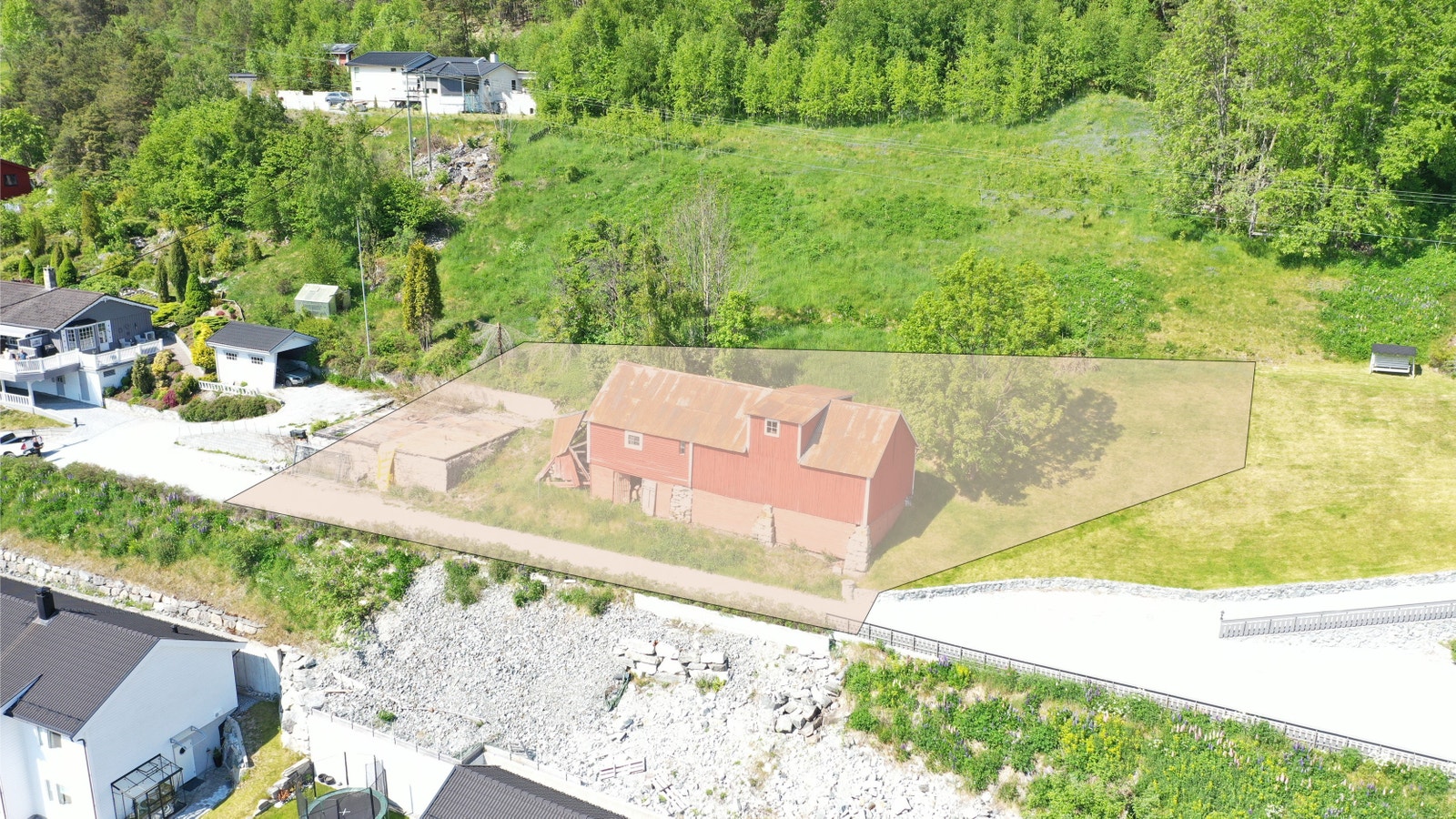 Biletet viser omtrentleg kvar tomtegrensene går. Ta kontakt for befaring av tomt og tomtegrenser. Galleribilde