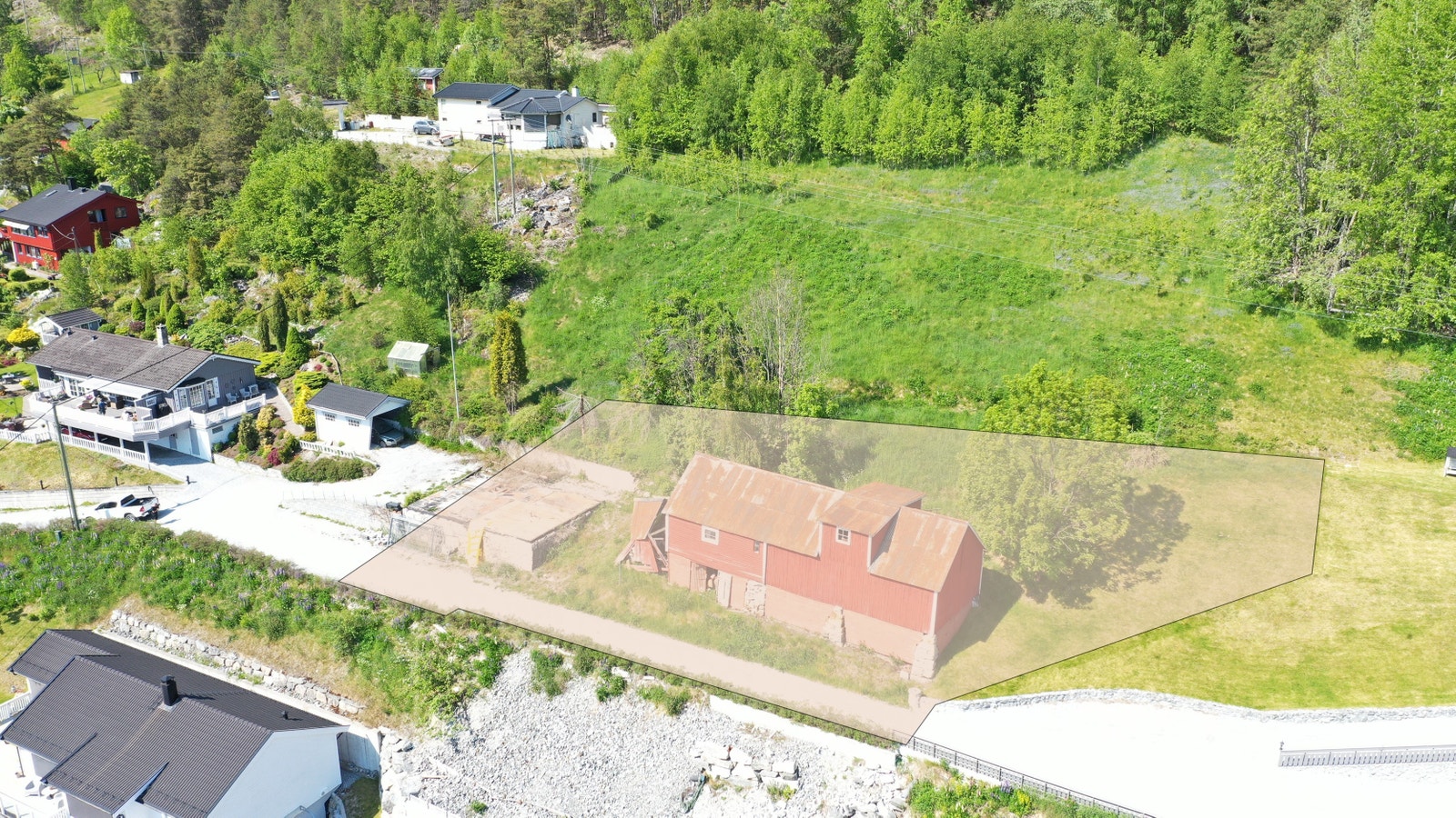 Biletet viser omtrentleg kvar tomtegrensene går. Ta kontakt for befaring av tomt og tomtegrenser. Galleribilde