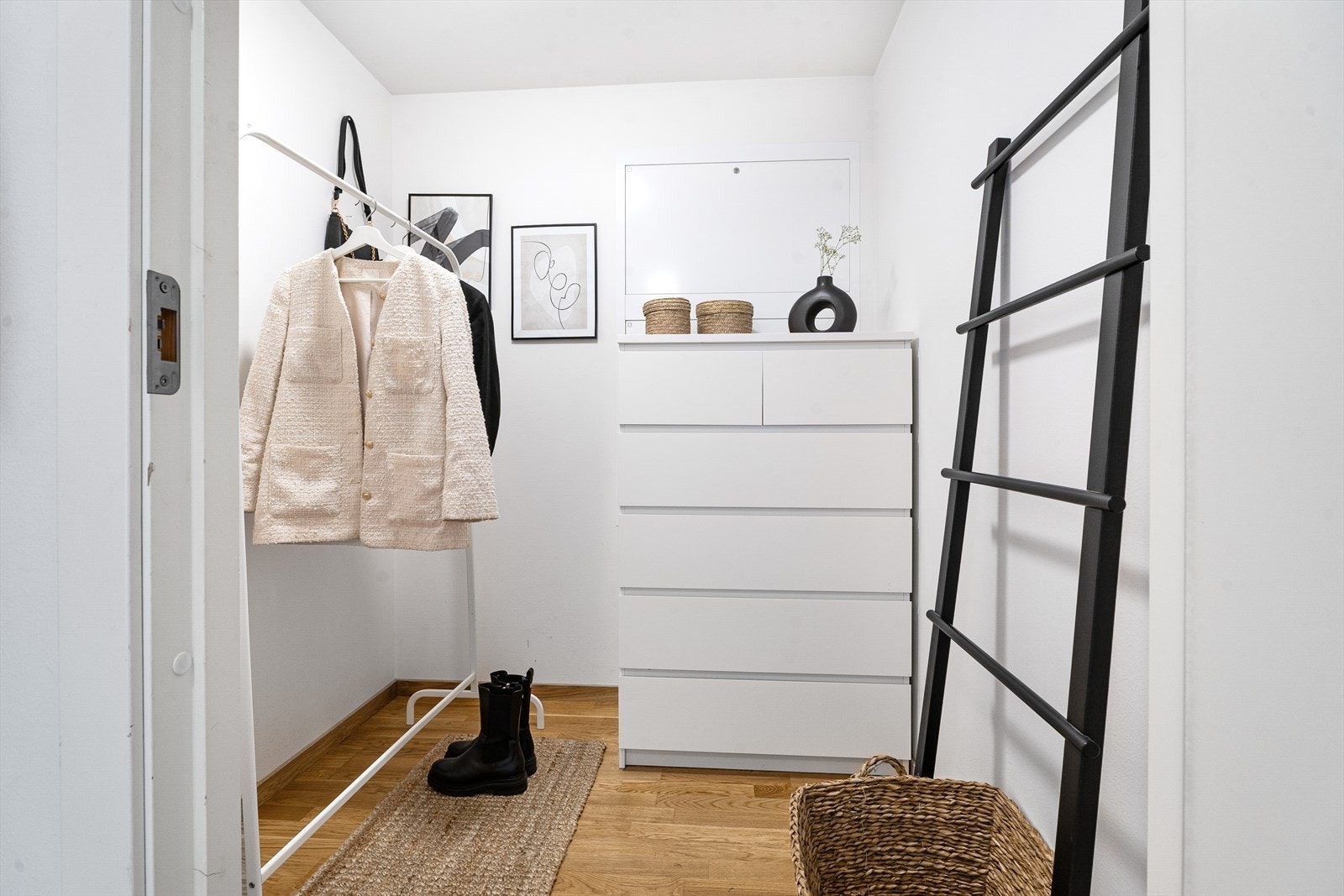 - Praktisk og separat bod for ekstra lagringsplass på 3 m², perfekt som hjemmekontor! - Galleribilde