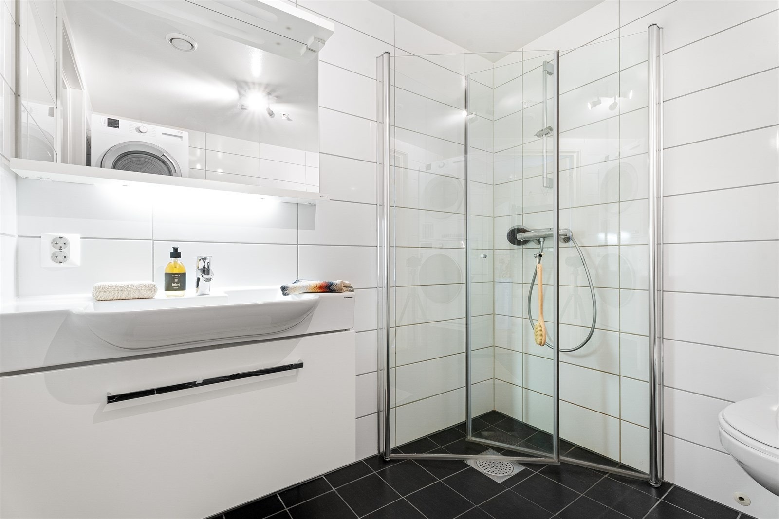 - Moderne, klassisk helfliset bad på 5,1 m² - Galleribilde