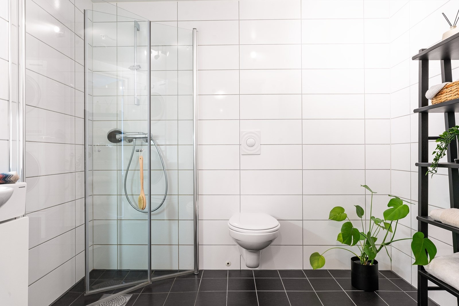 - Varmekabler i gulv og spotter i tak. Plass til vaskemaskin/tørketrommel - Galleribilde