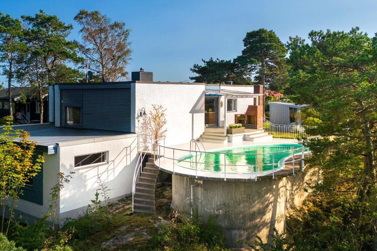 Boligen ble tegnet av en av byens store arkitekter, Arne Bang Larsen, i 1963. Galleribilde
